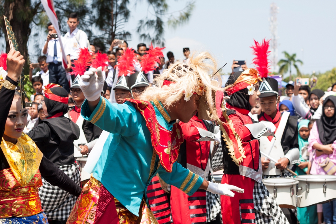 Marching Band Bahana Eka Tama Essawa Tampil Memukau Dihadapan Ratusan Penonton Pawai