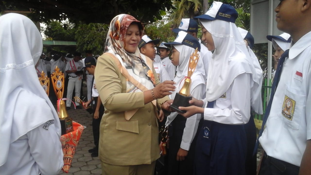 Gelar Upacara Bendera, SMP Negeri 1 Wates Serahkan Piala Porsenitas Lomba PPK Kemataraman