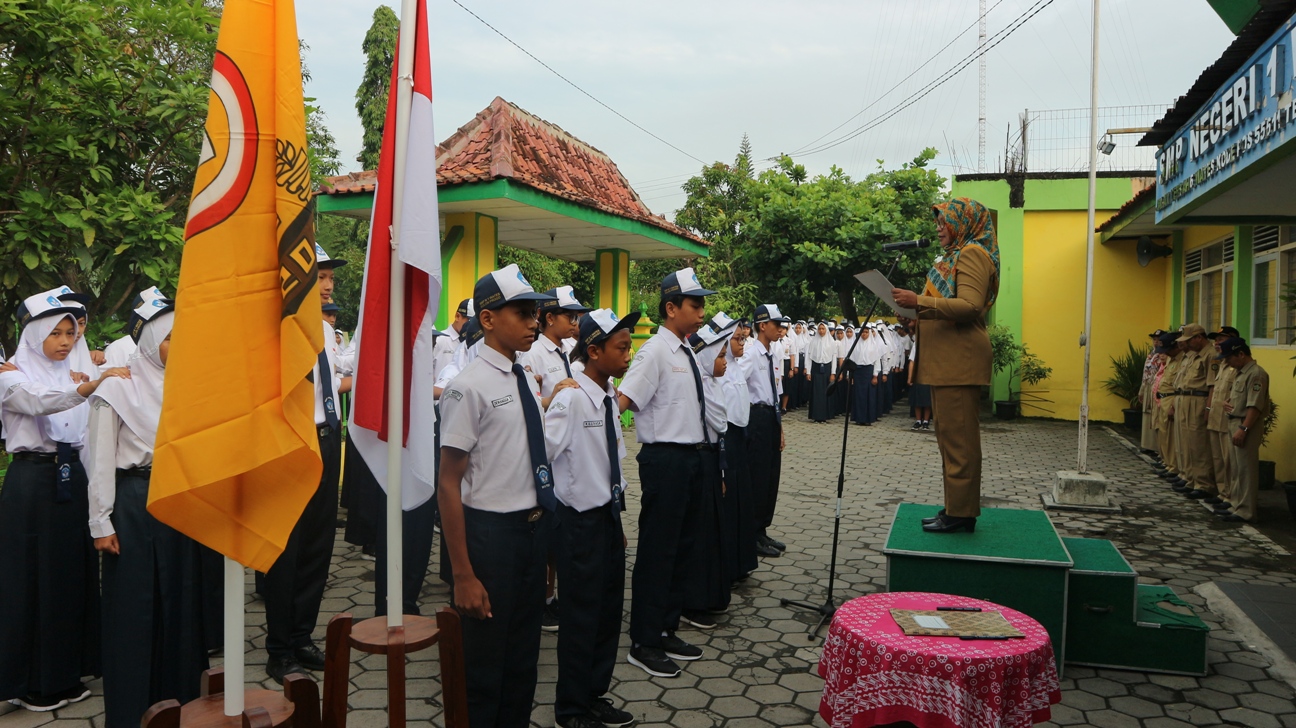 Masa Kepengurusan OSIS 2018 berakhir,  Kepala SMP Negeri 1 Wates Melantik Pengurus OSIS Baru 2019