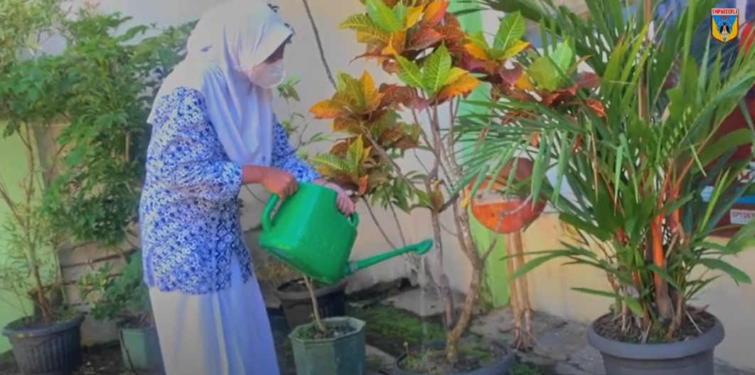 Budaya Adiwiyata (merawat taman dan kebun sekolah)